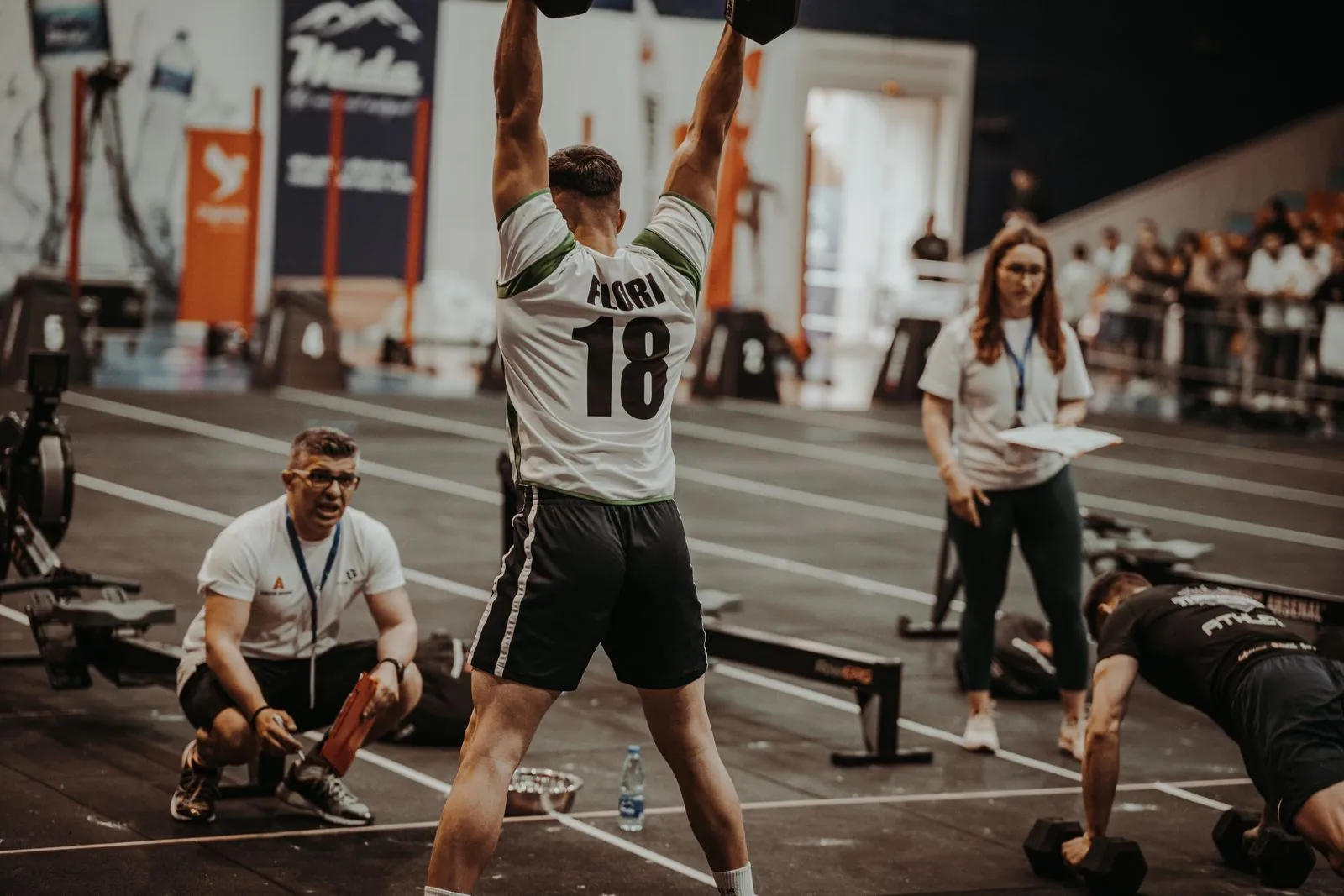 Athlète Hyrox à l'entraînement, effort intense sur fond sombre