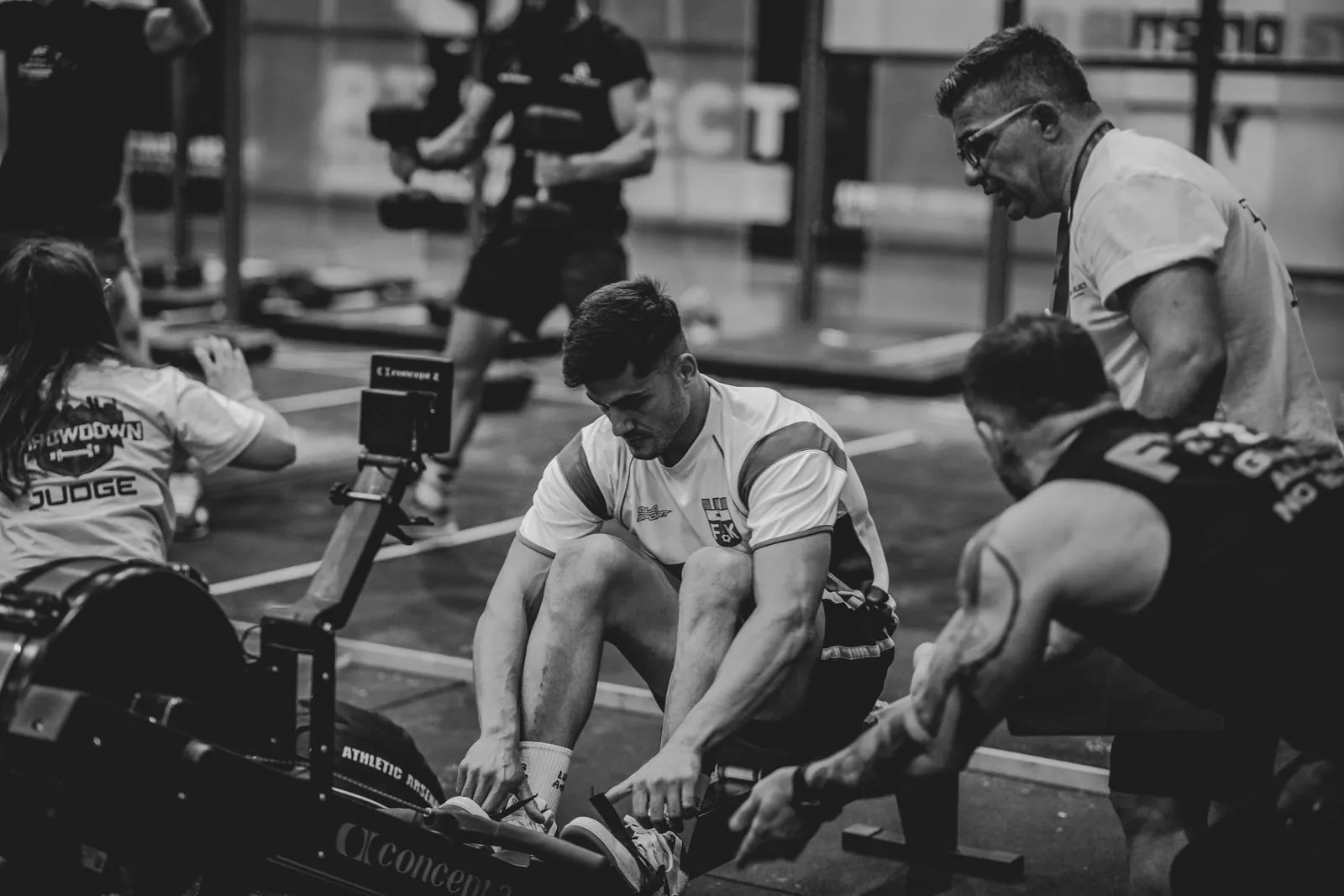 Athlète Hyrox à l'entraînement, effort intense sur fond sombre
