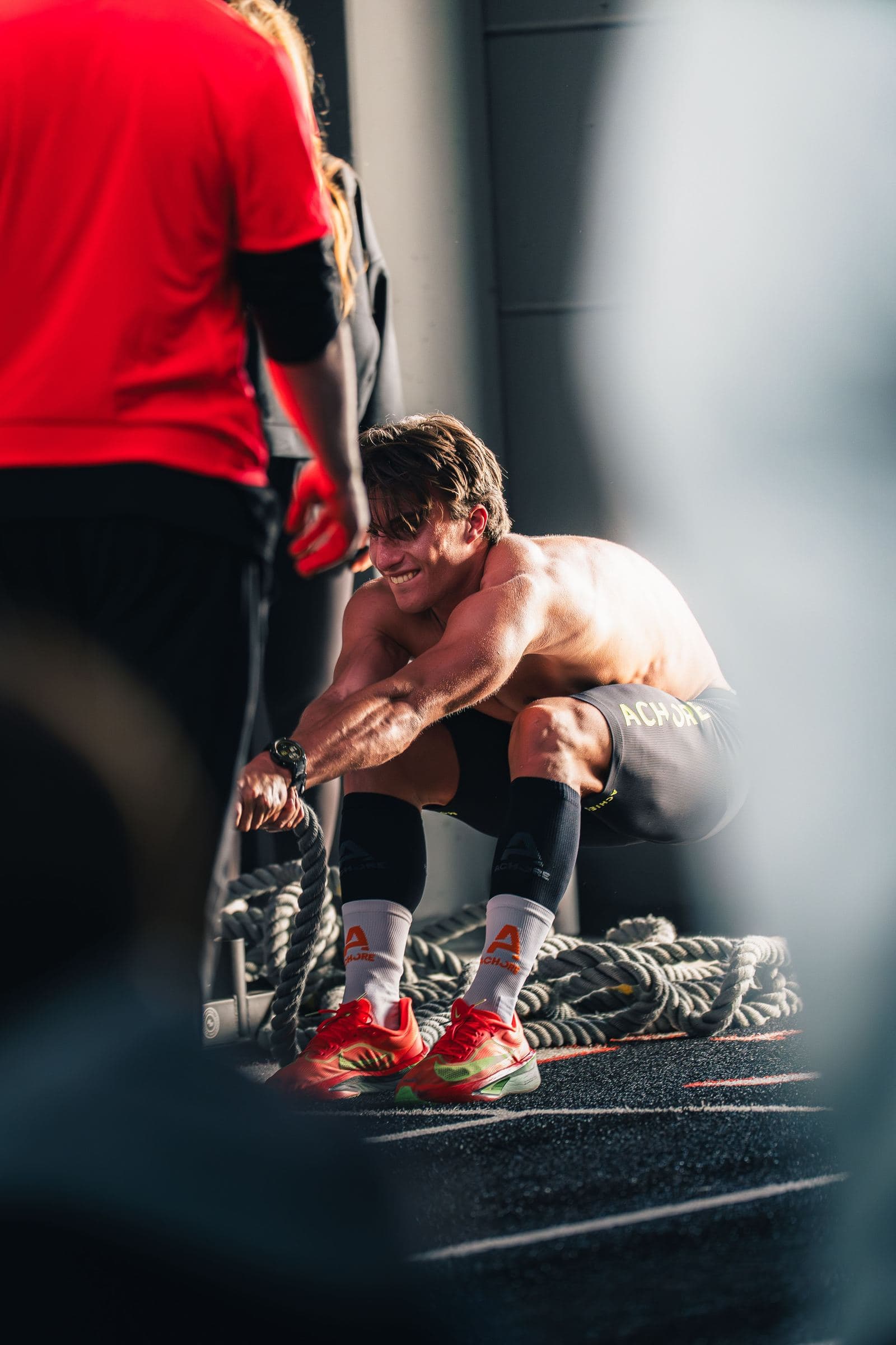 Athlete Hyrox a l'entrainement, effort intense sur fond sombre
